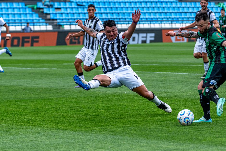 Mert Hakan Yandas midfield pass Fenerbahce match