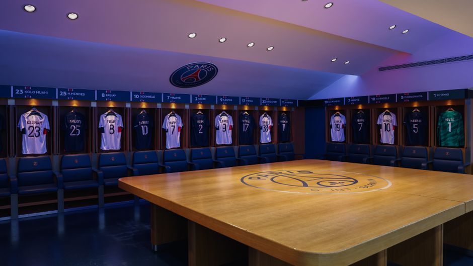 Randal Kolo Muani Paris Saint-Germain jersey action