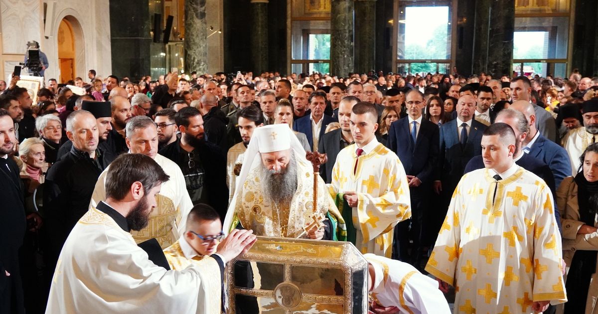 Beograd's Holy Procession Led by Patriarch Porfirije, Student Carries Honorary Cross