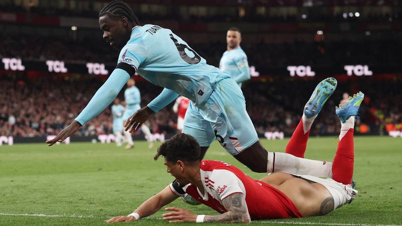 Arsenal's Dramatic Win Marred by Hincapié's Misfortune