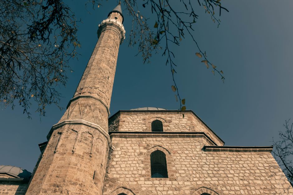 Begova Džamija Sarajevo minaret blue sky old town