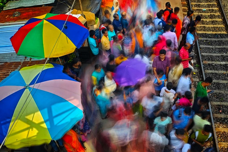 Laktashi border crossing crowd day