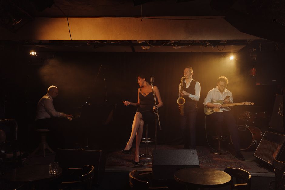 Kafa Bar 18 Vrnjacka Banja interior jazz musician piano cozy