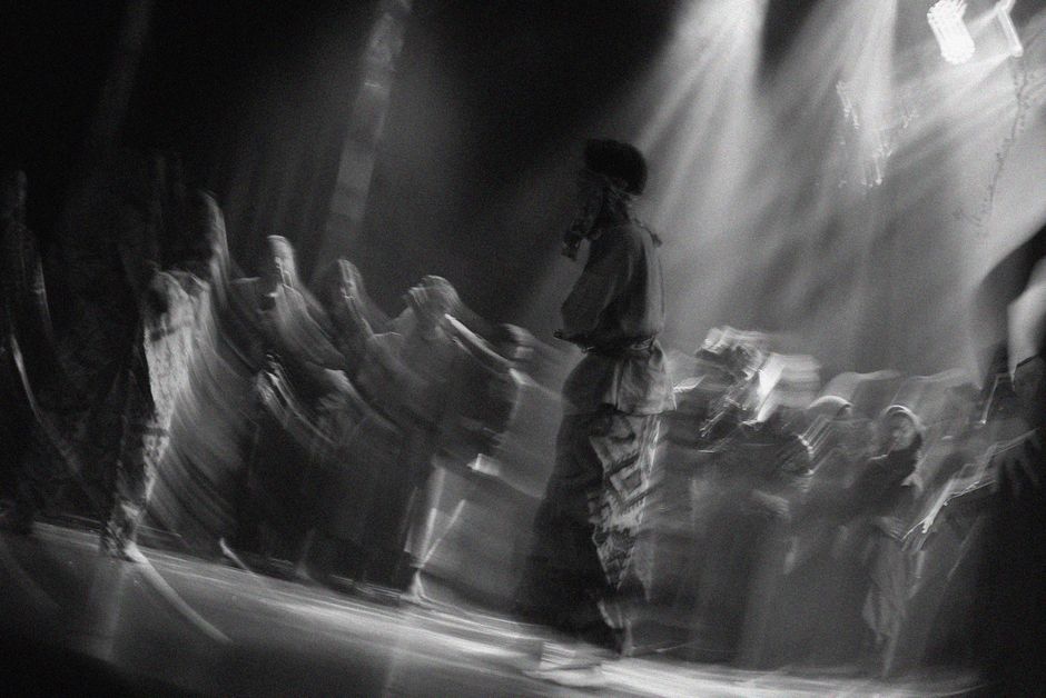Dzelan Dzhoganij son performing Belgrade stage