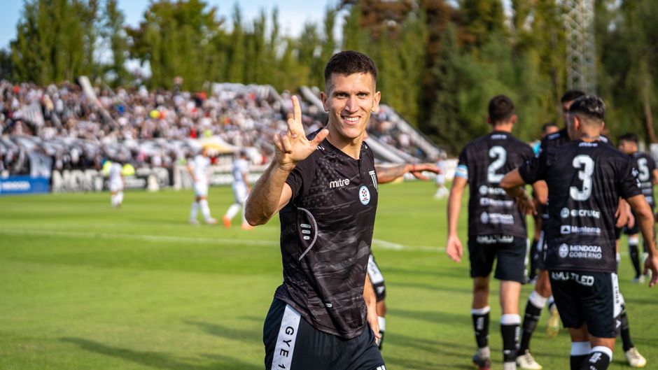 Remus Guțea celebrating goal FC Botoșani jersey