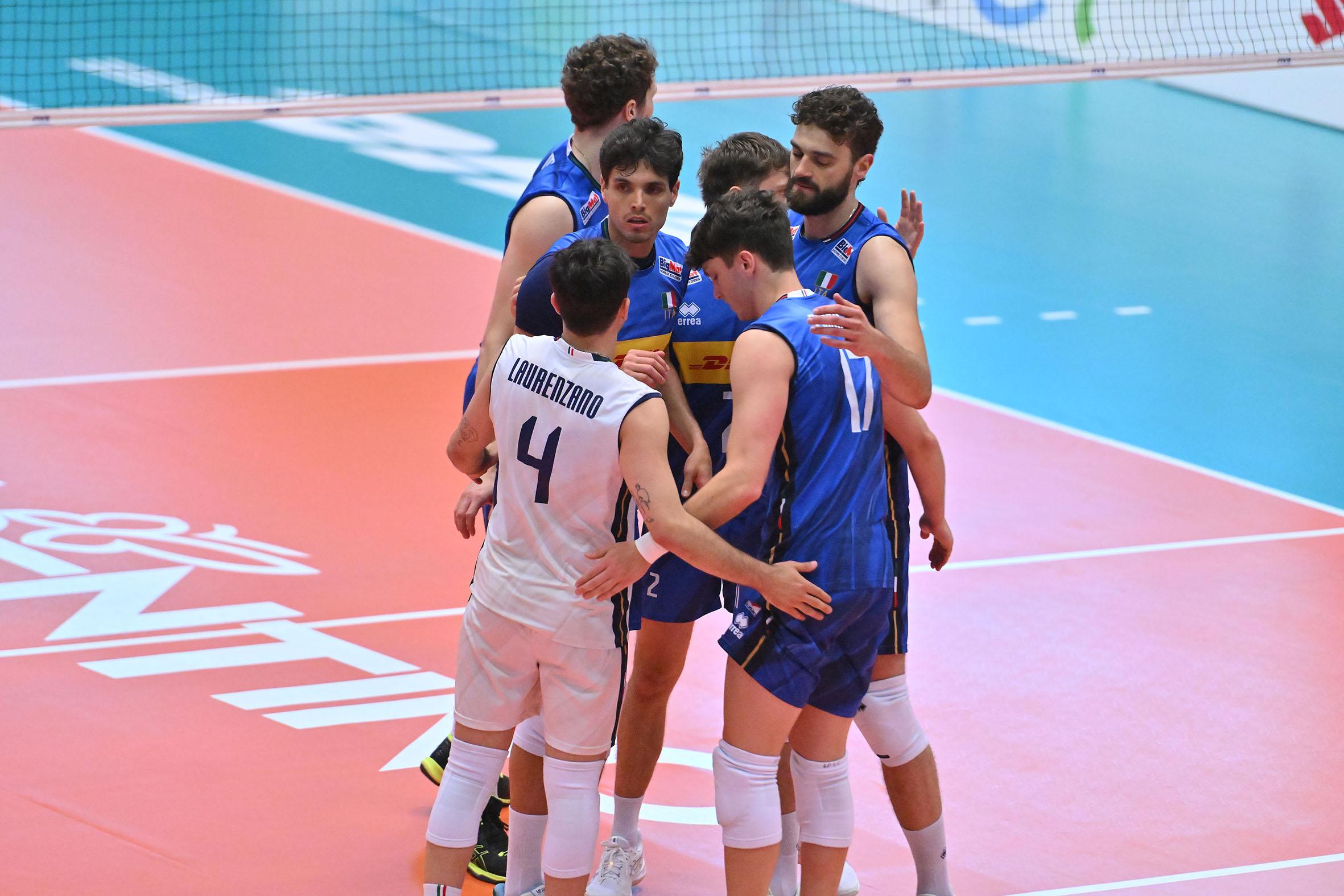 Italy Crushes Turkey 3-0 to Open Season