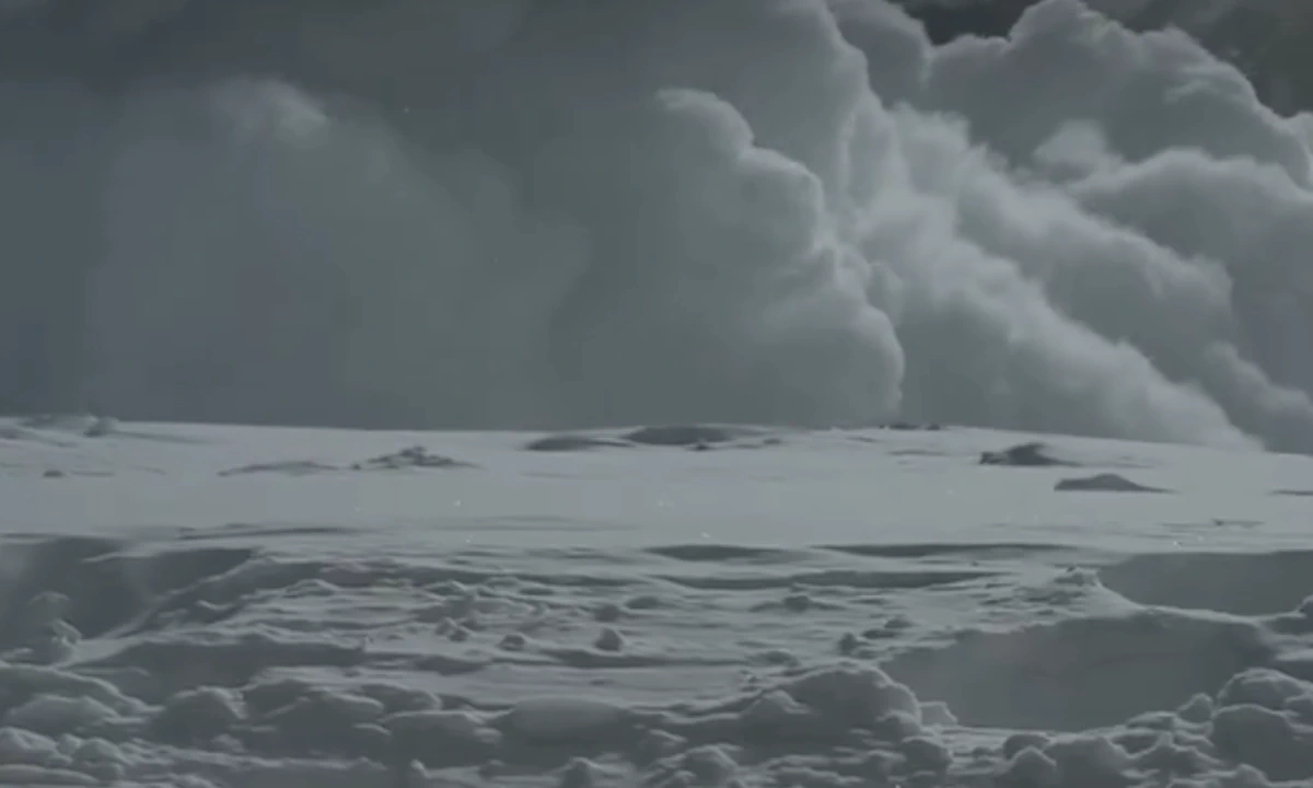 Stunning Everest Avalanche Footage Shows Hikers Zipping Up Tent