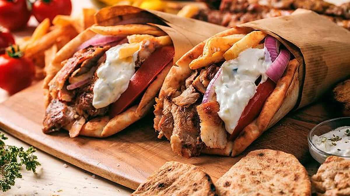 Το σουβλάκι δεν είναι πλέον βαθύ: Το «τραπέζι του λαού» της Ελλάδας γίνεται εξωτικό