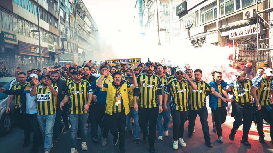 El Bilal Toure Fenerbahce goal celebration crowd