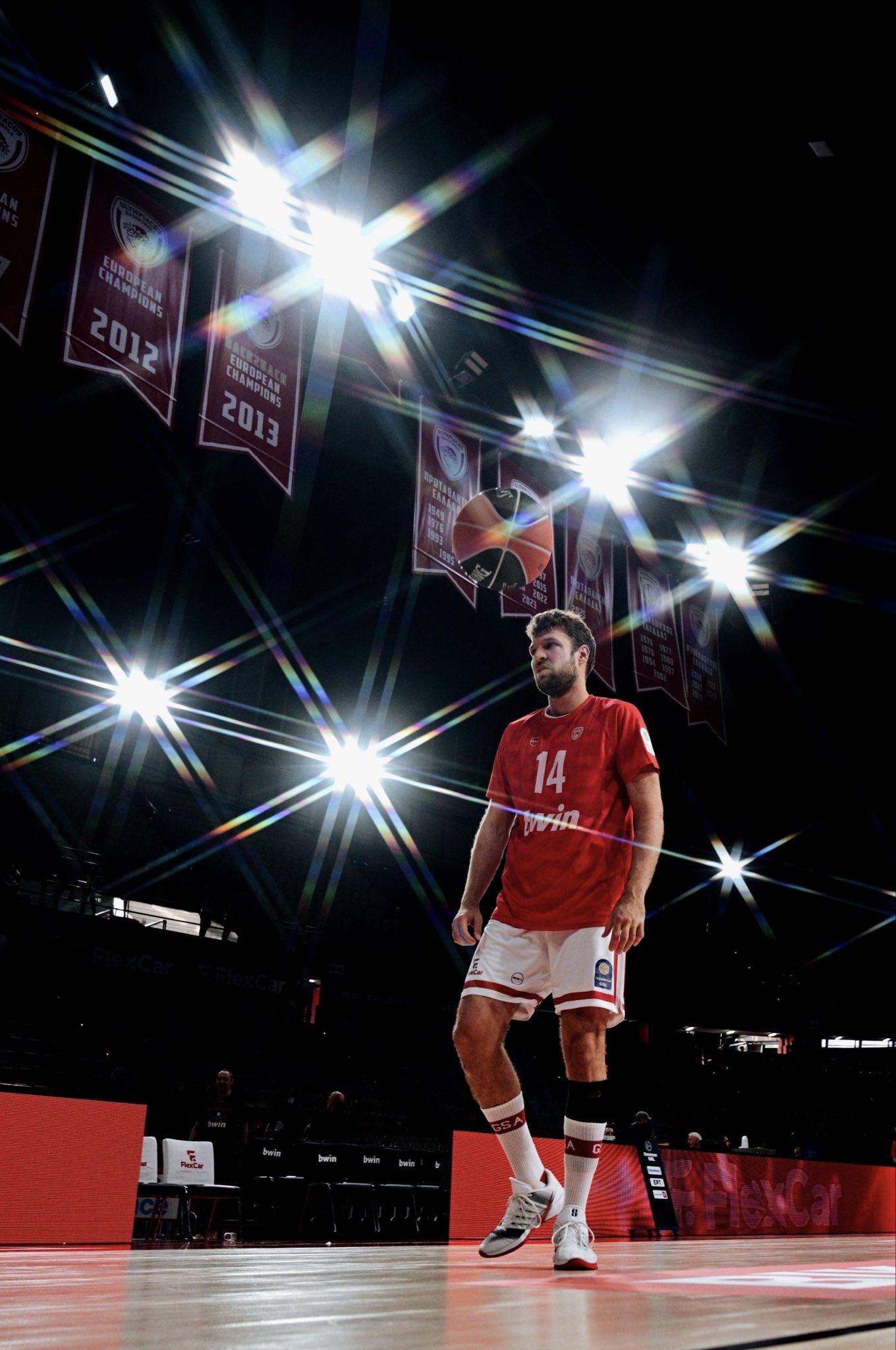 Vezenkov’s Magic Shot Ignites Olympiacos Rout of AEK