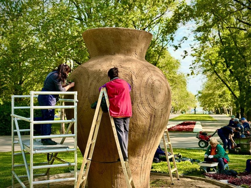 Over 35,000 Flowers to Adorn the Vase in Youth Park for May 24