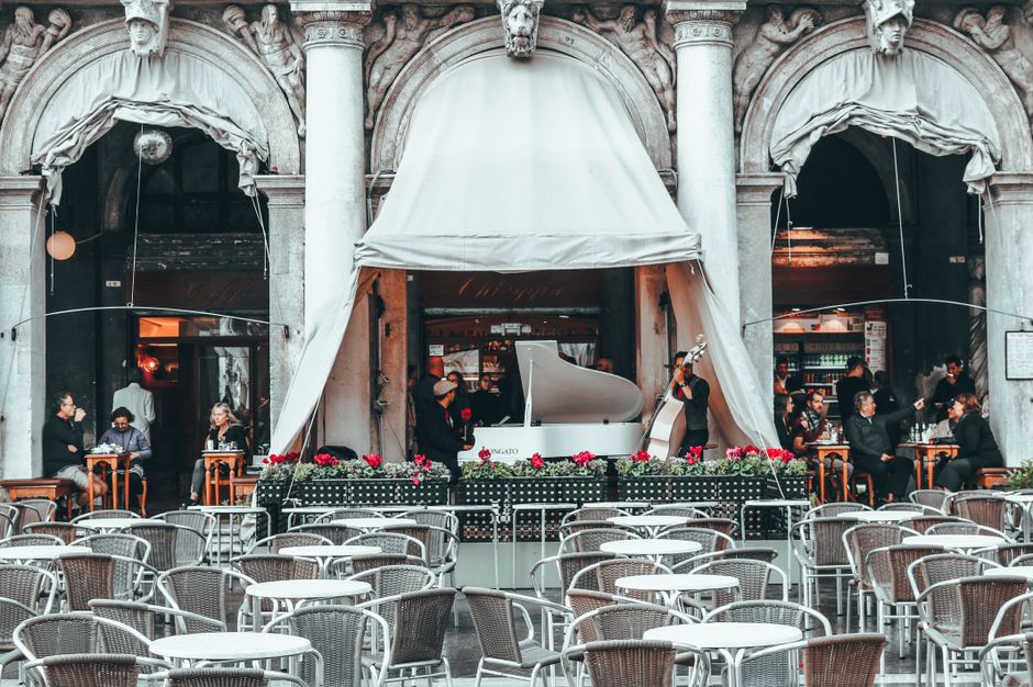Otranto La Piazza bar live music outdoor seating
