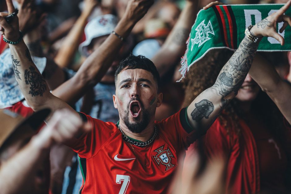 Turkish fans celebrating national team goal stadium