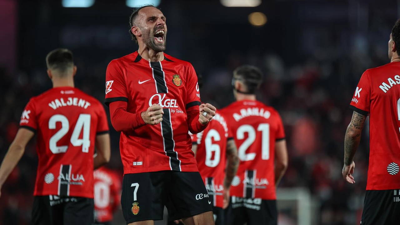 Galatasaray and Fenerbahçe Compete for Vedat Muriqi Transfer